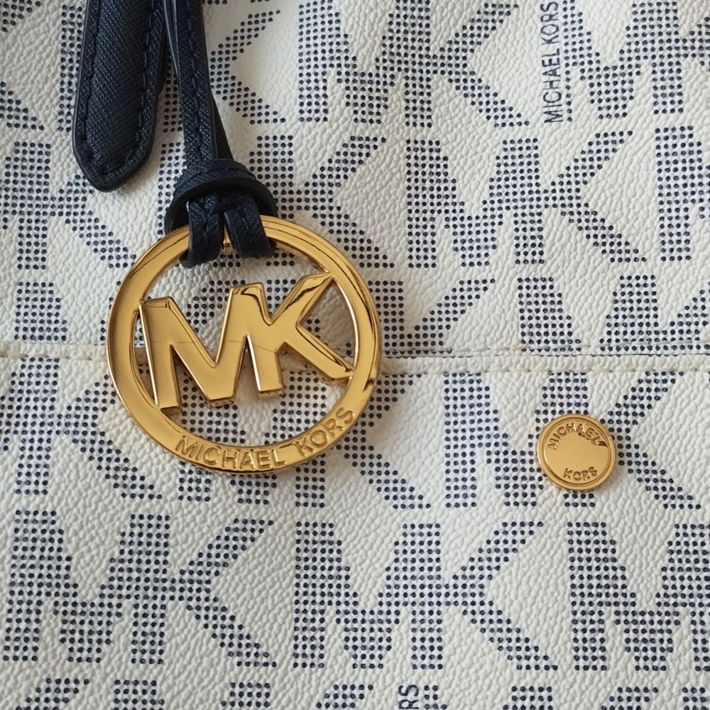CHEAP PRICE! WOW! Michael Kors Purse - Picture 3 of 6